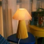 Lampa PILS w salonie na stoliku