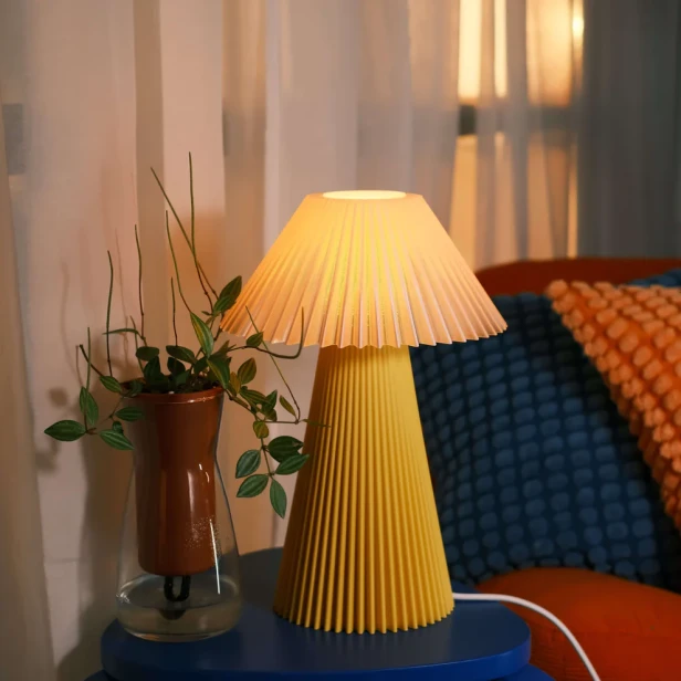 Plisowana lampka LED yellow tworząca przytulną atmosferę w salonie
