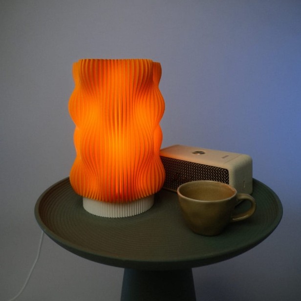 Nowoczesna lampa MELLO w kolorze pomarańczowym jako kolorowy akcent we wnętrzu w stylu vintage