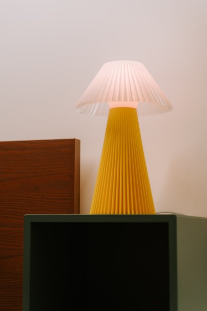 Lampa do sypialni na stoliku nocnym obok łóżka