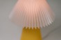 Zbliżenie na regularną strukturę plisowanego klosza lampy PILS yellow