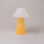 Nowoczesna żółta lampa zainspirowana klasycznym abażurem
