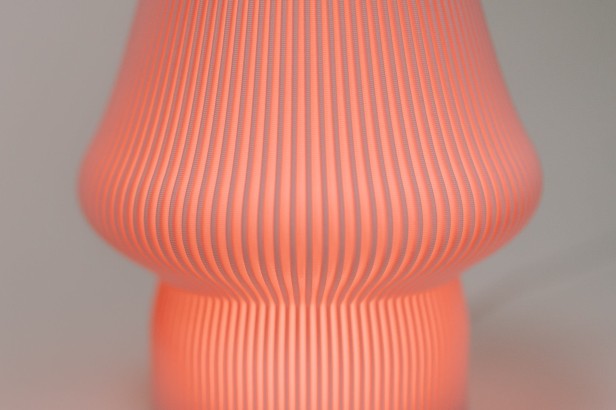 Zbliżenie na prążkowaną strukturę lampy MONO pink