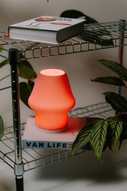 Designerska lampa MONO pink obok książek