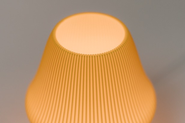 Zbliżenie na precyzyjne warstwy druku 3D lampy