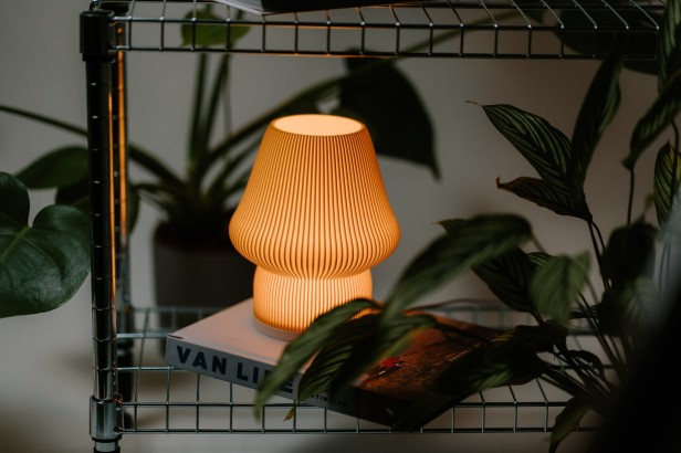 Nowoczesna lampa  o prążkowanej strukturze