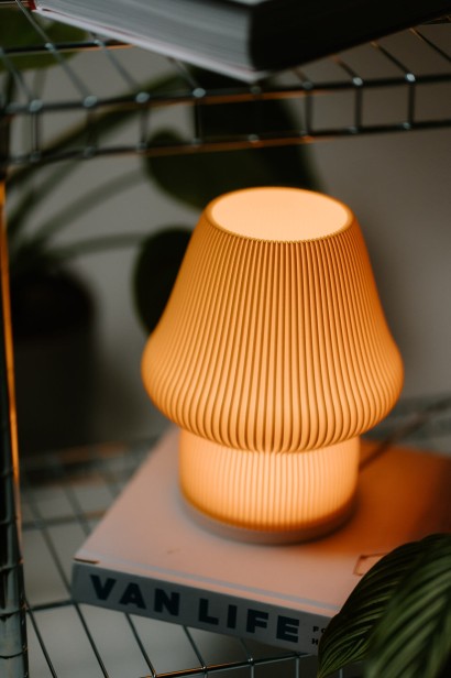 Miodowa lampa 3D na książce