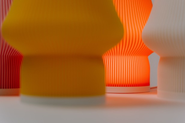 Detal prążkowanego klosza lampy MONO yellow