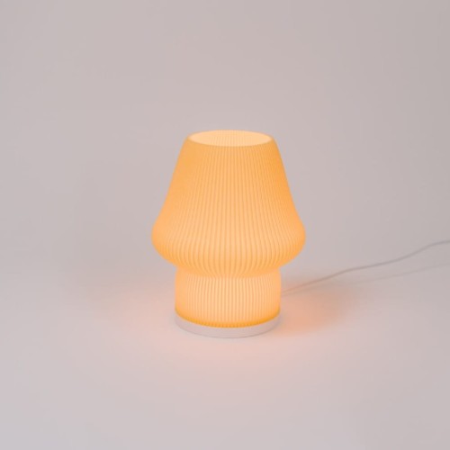 Minimalistyczna miodowa lampka BLASKO na jasnym tle