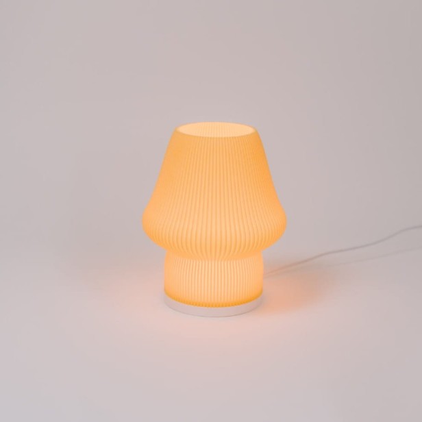 Minimalistyczna miodowa lampka BLASKO na jasnym tle