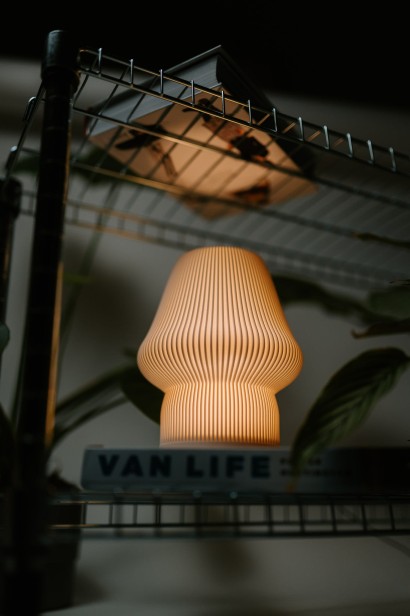 Biała lampa 3D na półce