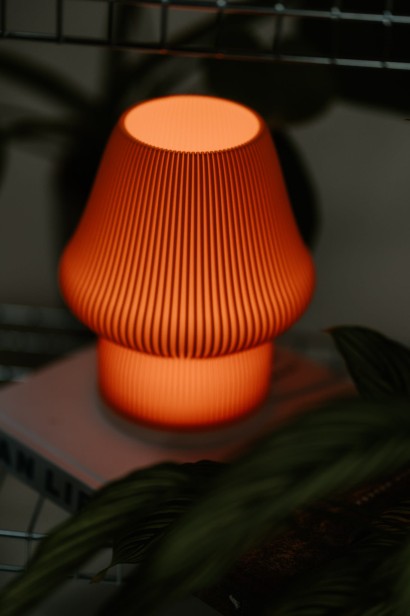 Lampa MONO orange w ciemnym pokoju