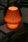 Lampa MONO orange w ciemnym pokoju
