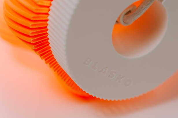 Zbliżenie na podstawę lampy z logo BLASKO